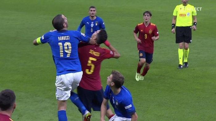 Bonucci nhận 2 thẻ vàng nhanh chóng trong vòng 12 phút