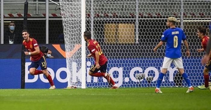 Torres (số 11) lập cú đúp vào lưới Ý