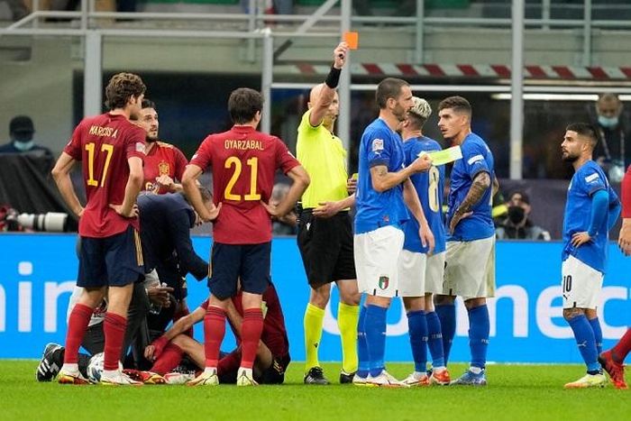 Bonucci nhận thẻ vàng thứ 2 sau pha phạm lỗi với Busquets