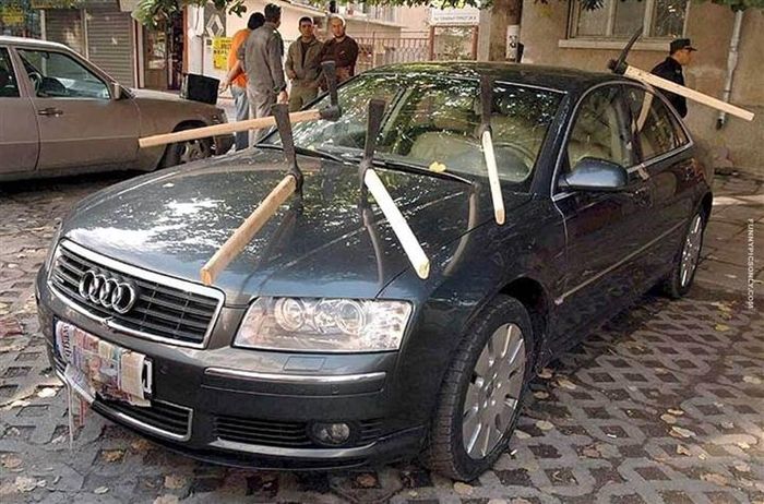 Dằn mặt kiểu này thì đố "tiểu tam" nào dám bước vào xe nữa.