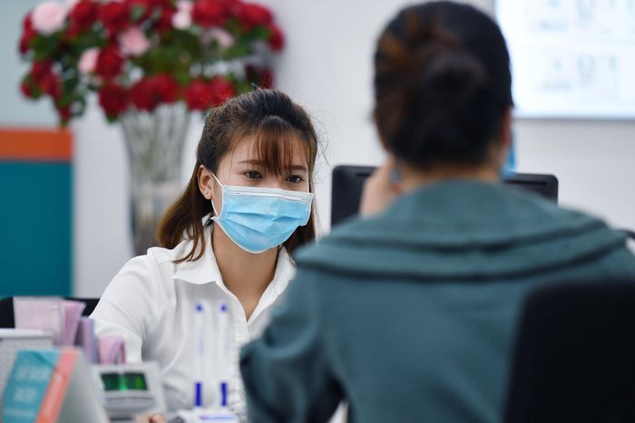  Dự thảo Luật kinh doanh bảo hiểm mới sẽ tăng trách nhiệm của doanh nghiệp bảo hiểm trong việc tư vấn kỹ các điều khoản trong hợp đồng ký kết với khách hàng. Ảnh: Nam Khánh. 