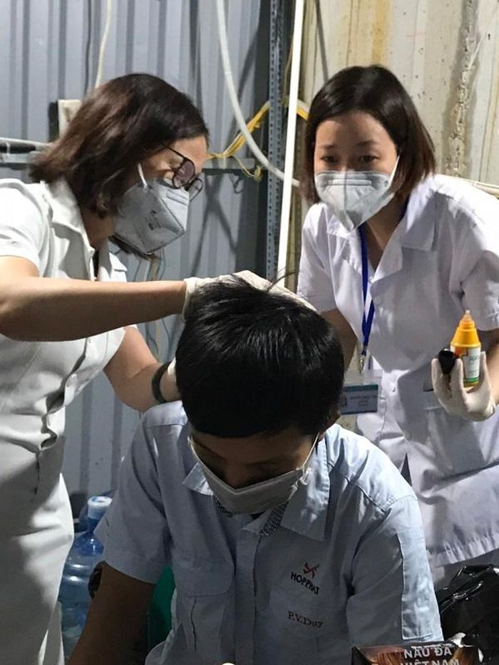 Bác sỹ Nguyễn Thị Lưu Phương và dược sỹ Nguyễn Thị Hà Vân lập tức tới hiện trường, sơ cứu ban đầu cho bệnh nhân