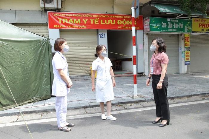 Bí thư Đảng ủy, Trưởng Ban Chỉ đạo phòng chống Covid-19 phường Hàng Trống Trịnh Ngọc Trâm trong buổi kiểm tra, động viên các nhân viên y tế Trạm y tế lưu động