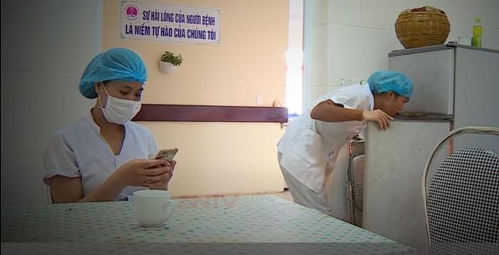 Khoảng 18h30 cùng ngày, chị L. lấy 2 cốc đưa cho con trai uống 1 cốc, chị L. uống nửa cốc, số còn lại bỏ vào tủ lạnh. Ngày hôm sau, chị L. uống nốt nửa cốc còn lại. 10h ngày 3/12, nạn nhân N.T.H (SN 1990, Bồ Xuyên, TP.Thái Bình, là điều dưỡng viên khoa nội 3, Bệnh viện Phổi tỉnh Thái Bình, đồng nghiệp của chị Y.) lấy một cốc trà sữa trong 4 cốc còn lại ở tủ lạnh ra uống. 