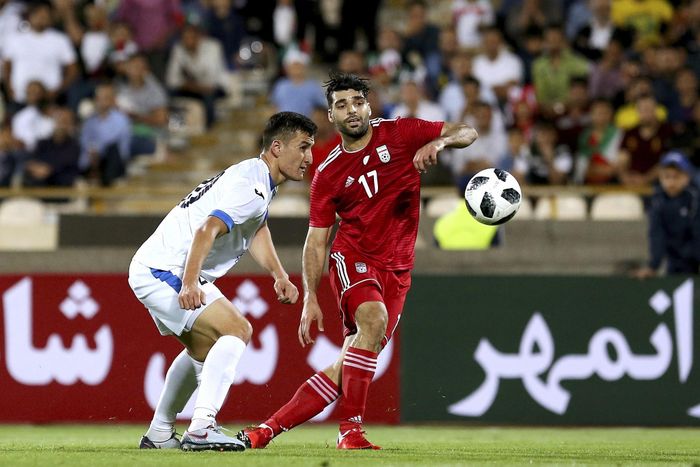 Taremi và các đồng đội trên hàng công Iran gặp bế tắc trong hiệp 1