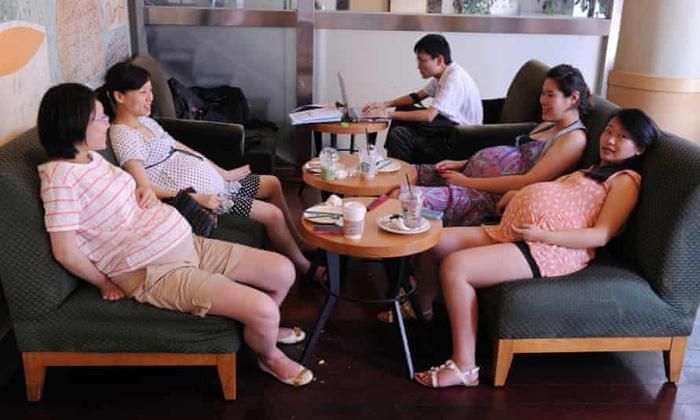 Bốn phụ nữ mang thai trong một quán cà phê ở Thượng Hải. Ảnh: AFP