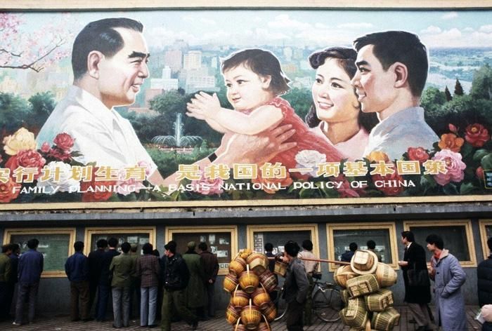 Bảng quảng cáo chính sách 'Gia đình một con' của Trung Quốc vào năm 1985. Ảnh: Getty
