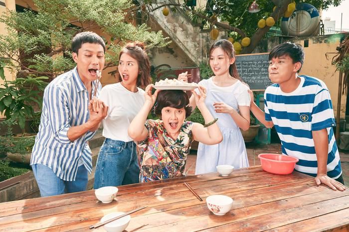Nghệ sĩ Vân Dung cùng các diễn viên trong phim "11 tháng 5 ngày"