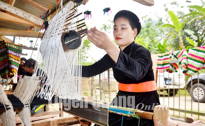 Người Tày nổi tiếng với nghề dệt thổ cẩm truyền thống.