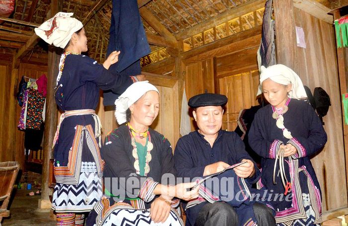 Người Dao tiền thôn Khuổi Xoan, xã Hồng Quang trao đổi về kỹ thuật thêu hoa văn trên thổ cẩm của dân tộc mình.