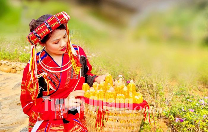 Nét đẹp của phụ nữ dân tộc Pà Thẻn trong trang phục truyền thống.