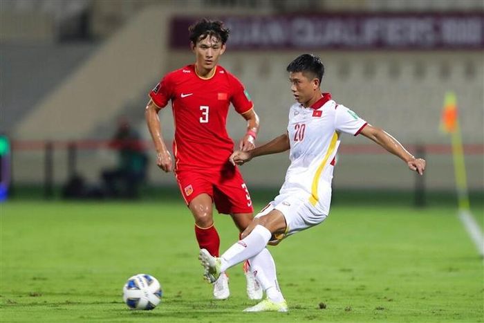 Văn Đức bị kèm chặt.