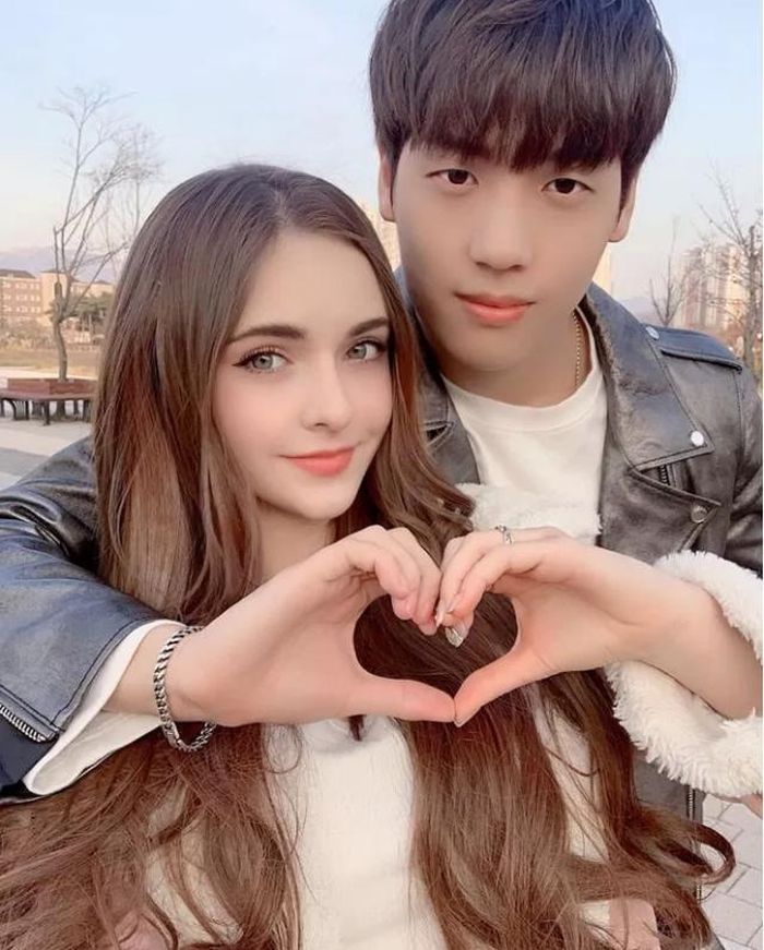 Cụ thể, mọi thứ bắt đầu với câu chuyện tình yêu của Jay và Sasha - người cũng là một nữ YouTuber nhưng tới từ Belarus. Họ quen nhau qua ứng dụng trò chuyện của mạng xã hội.