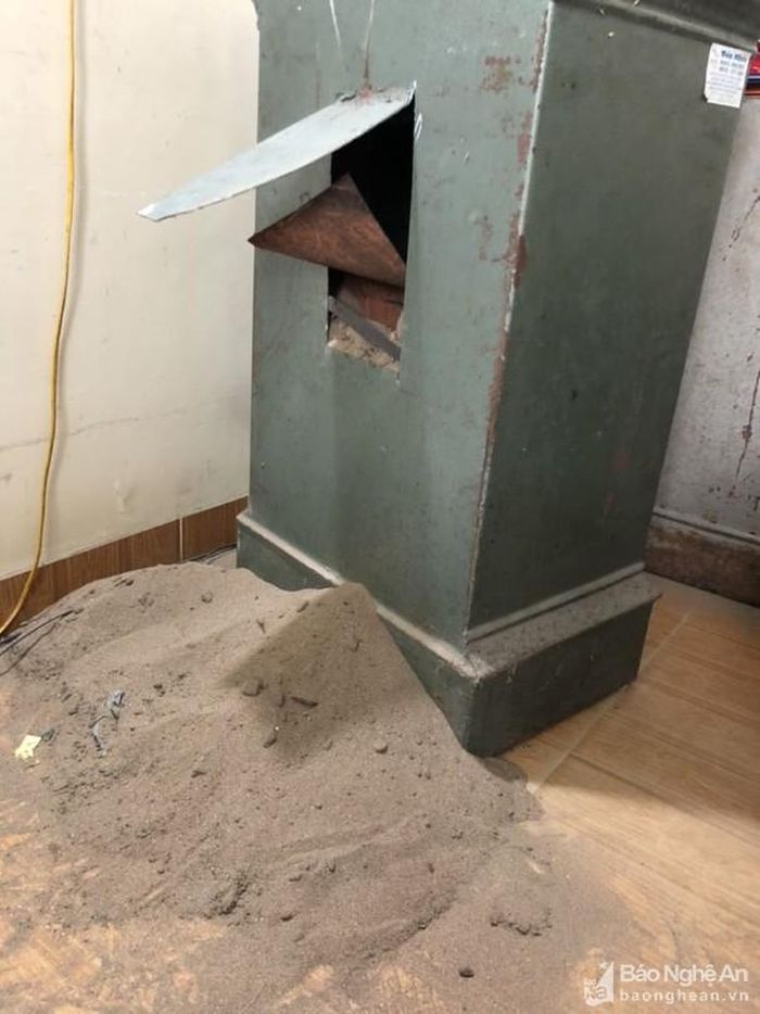 Kết sắt bị phá. Ảnh: Hồng Ngọc