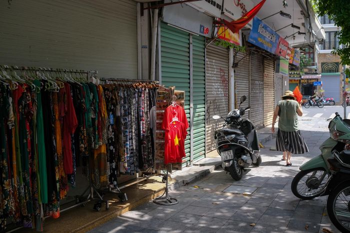Những cánh cửa đóng chặt trên con phố thưa thớt người qua đã là khung cảnh quen thuộc với dân phố cổ Hà Nội. Một số người thuê cửa hàng suốt 30 năm nhưng cuối cùng cũng không trụ nổi, phải trả lại mặt bằng. Đại dịch đang "giết chết" những cửa hàng quá phụ thuộc vào khách du lịch.