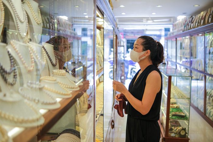 "Khách Tây xưa thích mua ngọc trai lắm. Hoặc người nước ngoài làm việc ở Việt Nam xong về nước cũng hay mua làm quà. Tôi giờ chỉ mong du lịch trở lại để bán được hàng. Tôi cũng nghe tư vấn việc buôn bán online nhưng có tuổi rồi, khó tiếp cận công nghệ", chị Hợi cho biết.
