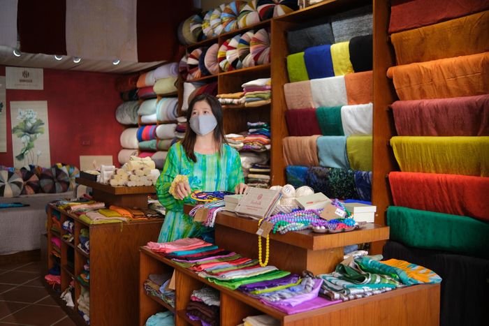 Mở cửa từ sáng tới tối, cửa hàng lụa Hạnh Silk (Hàng Gai, Hoàn Kiếm) của chị Lương Thanh Hạnh cũng chỉ có 2-3 khách ghé qua. Tuy nhiên, có khi họ cũng chẳng mua gì. Đây là tình trạng chung từ ngày chị Hạnh mở lại cửa hàng khoảng 2 tuần trước. Đôi khi, chị nhớ những ngày trước dịch. Thời điểm ấy, khách ra vào tấp nập, có ngày phải tới vài trăm người.