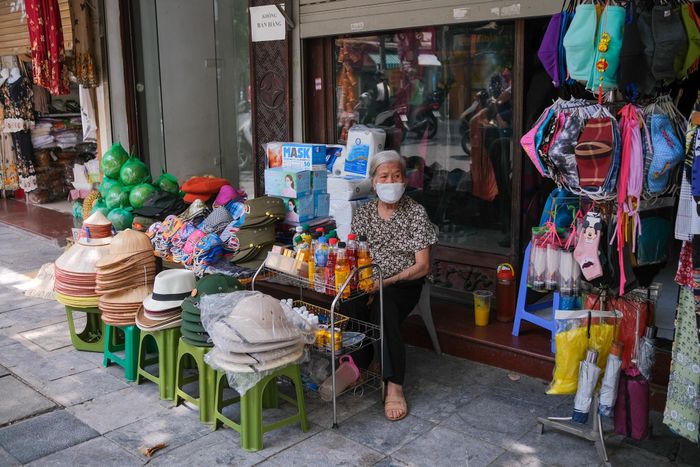 Bà Hằng (81 tuổi) mở một sạp đồ nhỏ bán nước và một số đồ khác trước cửa hàng đồ lưu niệm của con gái. Bà cho biết căn nhà phía sau mình là cơ sở kinh doanh đồ lưu niệm của con rể và con gái. Tuy nhiên, tình hình ế ẩm nên cũng không mở cửa. Chỉ có bà ngồi bán nước qua ngày. "Tôi ngồi cả ngày bán chắc được 50.000 đồng cả vốn lẫn lãi. Lắm lúc, tôi không biết sống sao", bà Hằng chia sẻ.