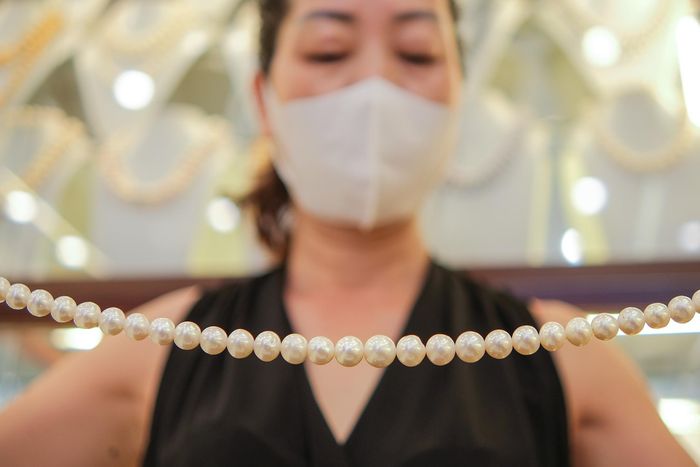 Từ ngày mở lại cửa hàng, chị Hợi chỉ tìm cách ngồi giết thời gian. Lúc thì chị lau chùi tủ gỗ. Lúc khác, chị lại lấy ngọc trai hoặc các sản phẩm ra để đảo lại, thay đổi mẫu mã. Chị cho biết thời tiết khiến tủ gỗ bị ẩm mốc. Các móc khóa sản phẩm cũng bị xỉn màu. Tuy nhiên, ngọc trai thật nên chất lượng sản phẩm không bị ảnh hưởng.