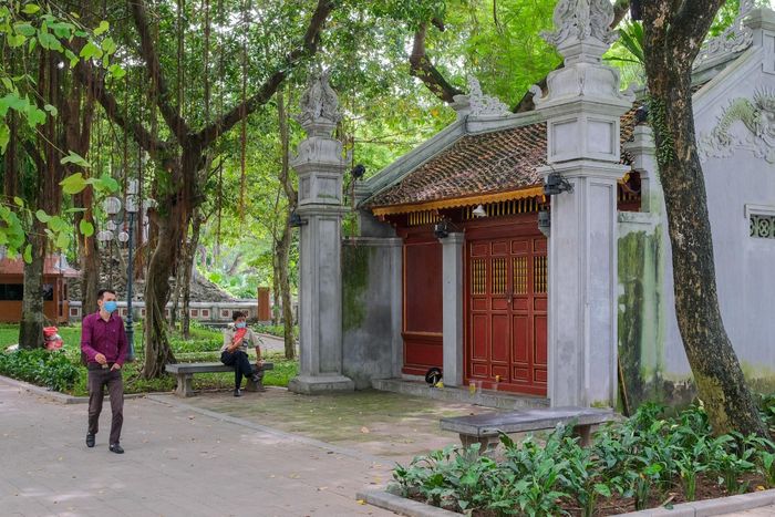 Gian hàng lưu niệm gần cầu Thê Húc cũng không mở lại. Thỉnh thoảng chỉ có một, hai người dừng lại chụp ảnh check-in.
