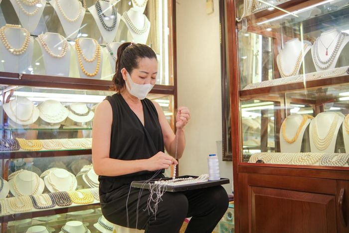 Cũng trên con phố Hàng Gai nhộn nhịp khi xưa, chị Phùng Khánh Hợi - chủ hàng ngọc trai và đồ lưu niệm - cũng chung cảnh "mở cửa cho vui". Chủ cửa hàng này cho biết bình thường đóng cửa vào 20h nhưng giờ đóng từ 17h do không có khách. "May tôi còn mở hàng tại nhà riêng chứ nhà thuê chắc chết. Ở phố này, thuê nhà chắc cũng phải vài chục triệu đồng mỗi tháng", chị nói.