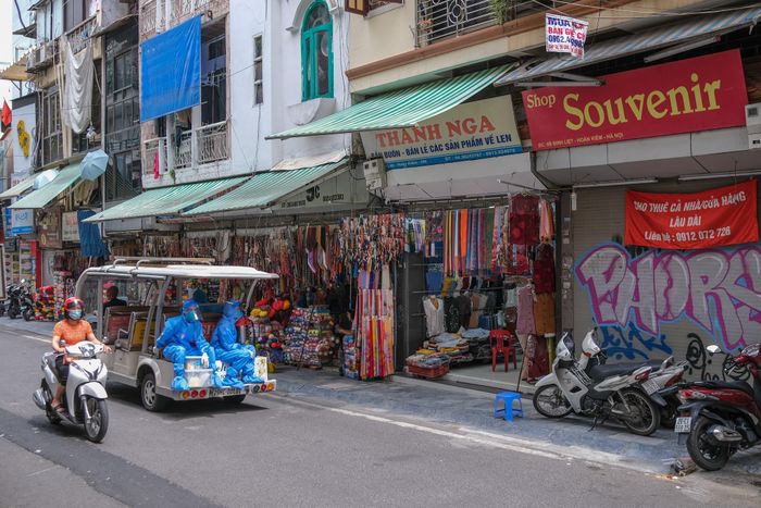 "Sắp đóng hết thôi, ngồi không có khách, tiền thuế vẫn phải đóng. Dĩ nhiên, tiền thuế cũng không quá cao nhưng quan trọng là chúng tôi có bán được đồng nào đâu. Nhiều nhà trụ hết nổi, trả mặt bằng. Chủ nhà treo biển cả năm cũng có ai thèm thuê đâu", một chủ hàng lưu niệm trên phố Đinh Liệt (quận Hoàn Kiếm) nói.
