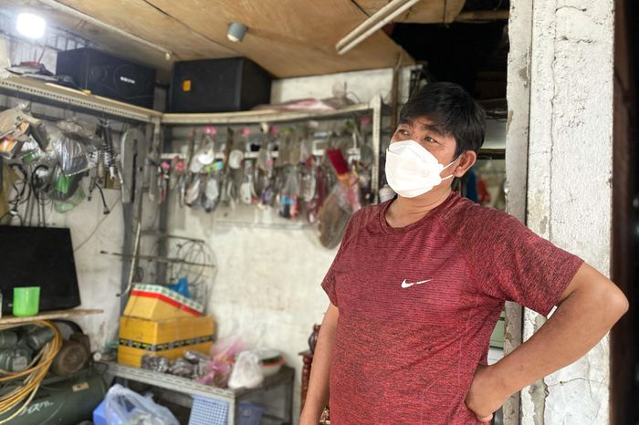  Tiệm sửa xe của anh Châu bán thêm rau củ hơn một tuần nay. 