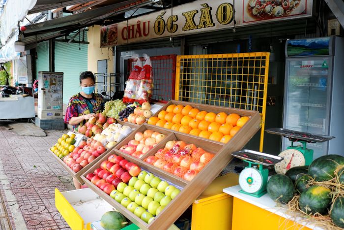  Sạp trái cây trước quán ốc trên đường Phạm Văn Đồng. 