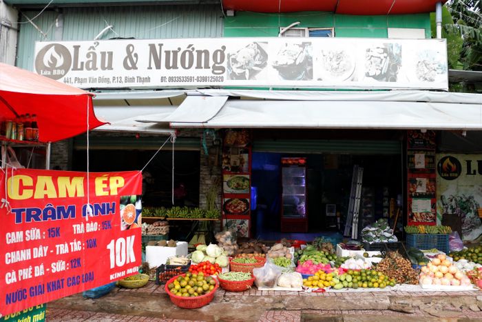  Quán lẩu nướng trên đường Phạm Văn Đồng trở thành cửa hàng rau củ quả. 