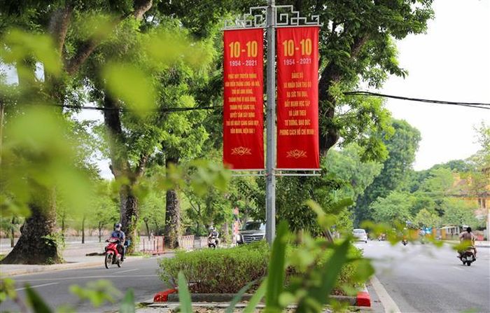 Băng rôn, khẩu hiệu chào mừng Ngày Giải phóng Thủ đô được trang trí trên phố Hoàng Diệu