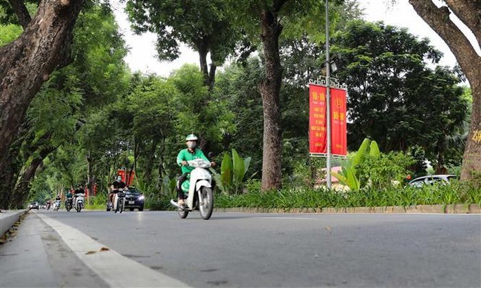 Băng rôn, khẩu hiệu chào mừng Ngày Giải phóng Thủ đô được trang trí trên phố Hoàng Diệu. Ảnh: Thanh Tùng - TTXVN