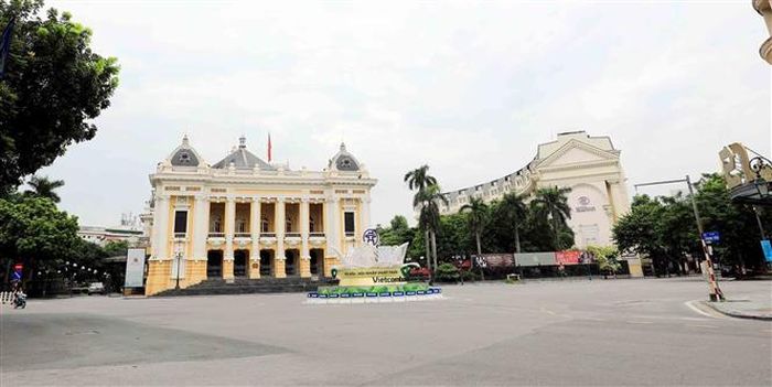Nhà hát Lớn Hà Nội, nơi nổi hồi còi báo hiệu cho lễ thượng cờ lịch sử chiều 10/10/1954