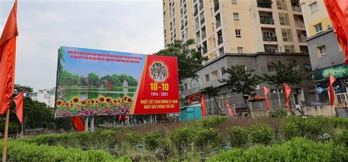 Áp phích tuyên truyền cổ động về Ngày Giải phóng Thủ đô được đặt ở nhiều nơi
