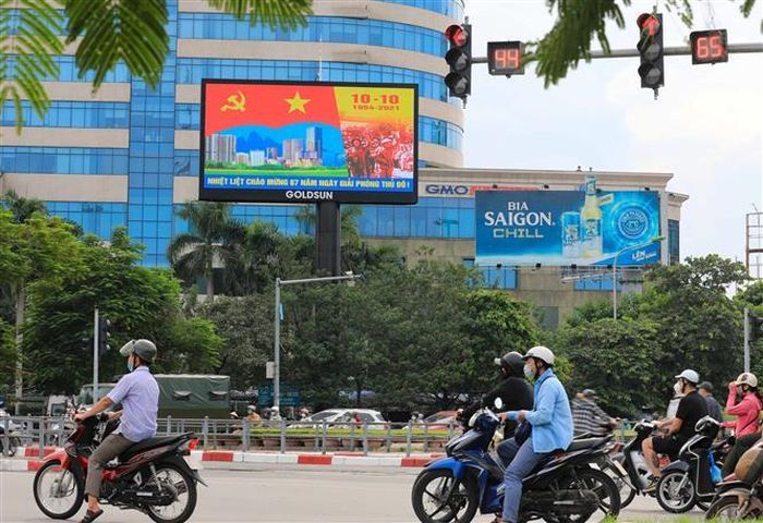 Bảng điện tử lớn chào mừng Ngày Giải phóng Thủ đô tại ngã tư Lê Duẩn - Giải Phóng