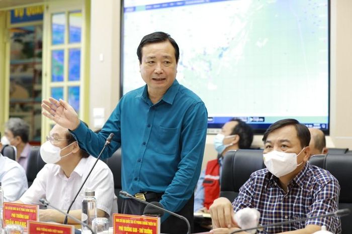 Ông Trần Quang Hoài báo cáo về công tác chỉ đạo điều hành ứng phó bão số 7.