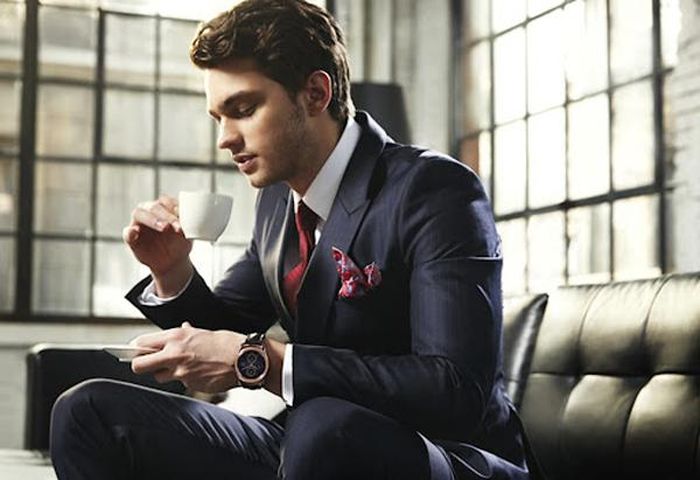 Người khí chất không chỉ nói năng rộng lượng, đoan chính mà còn xử lý mọi việc một cách tự nhiên, điềm đạm, nhìn xa trông rộng, không khiêm tốn hay hống hách, điềm đạm không nóng nảy, khoan dung độ lượng. Nhờ vậy, họ dễ dàng thành công trong công việc.