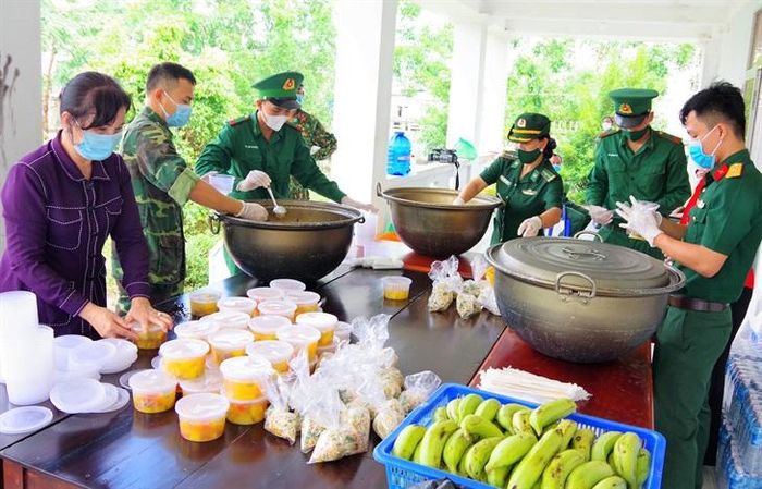 Chuẩn bị cơm để phục vụ bà con trong khu cách ly. Ảnh: Lê Khoa