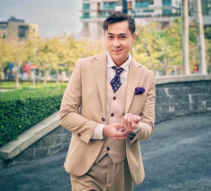 Vốn sống xa nhà từ thời trung học, Tùng Lâm dần quen cuộc sống tự lập. Bốn tháng TP.HCM giãn cách, anh chăm chỉ luyện thanh, rèn thể lực cũng như thu âm tại gia các ca khúc cổ vũ Sài Gòn mau khỏe lại, rất được công chúng đón nhận. Đời Nghệ Sỹ qua phần dẫn dắt quen thuộc của MC Minh Đức sẽ đồng hành cùng ca sĩ Tùng Lâm để lắng nghe và khơi gợi những câu chuyện đặc biệt trong sự nghiệp và cuộc sống. Chương trình phát sóng lúc 19h15 Chủ nhật 10/10 trên VTV9.