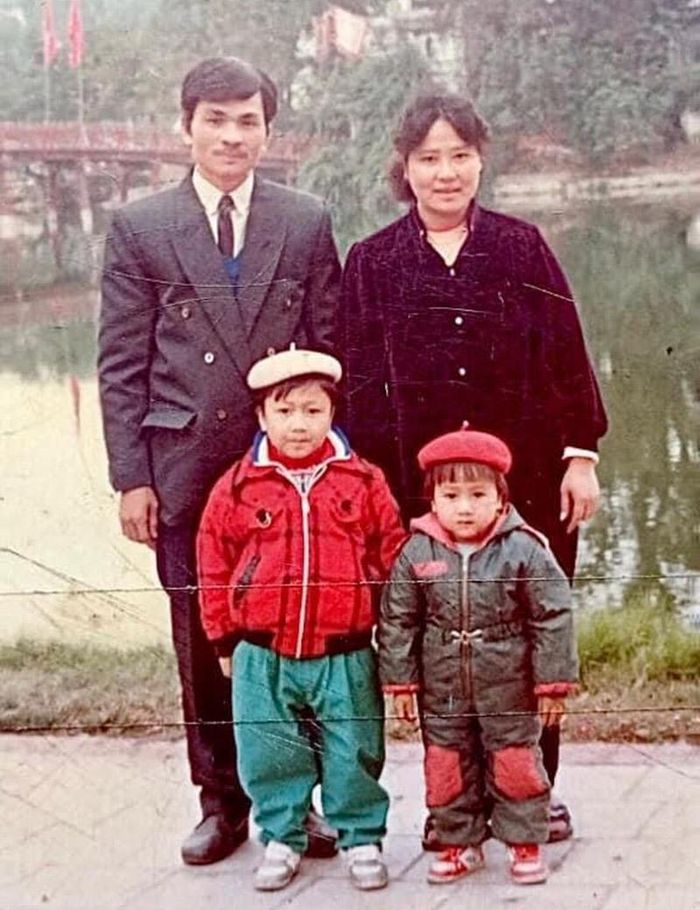 18 tuổi bước chân vào TP.HCM, Đỗ Tùng Lâm tham gia một cuộc thi âm nhạc và đã đạt được giải thưởng cao. Những năm sau, anh tiếp tục giành nhiều giải thưởng về âm nhạc. Không những vậy, Tùng Lâm cũng là gương mặt điện ảnh được nhiều người biết đến trong những bộ phim như Những thiên thần áo trắng, Bảo mẫu thời @, Đam mê nghiệt ngã, Khi các thánh xa nhà, Cà phê ngã 8...
