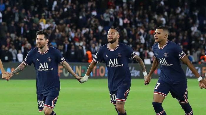 Messi chỉ ra sự khác biệt lớn giữa họ chính là tuổi tác. Messi giờ không còn là đỉnh nhất, Neymar có lẽ cũng vậy 