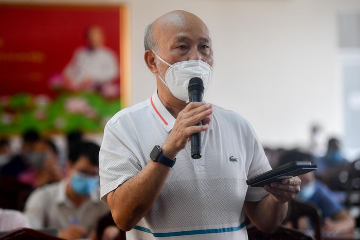  Ông Trần Dũng, cử tri quận 7, trăn trở khi thấy người lao động lũ lượt rời TP.HCM về quê. Ảnh: Duy Hiệu 