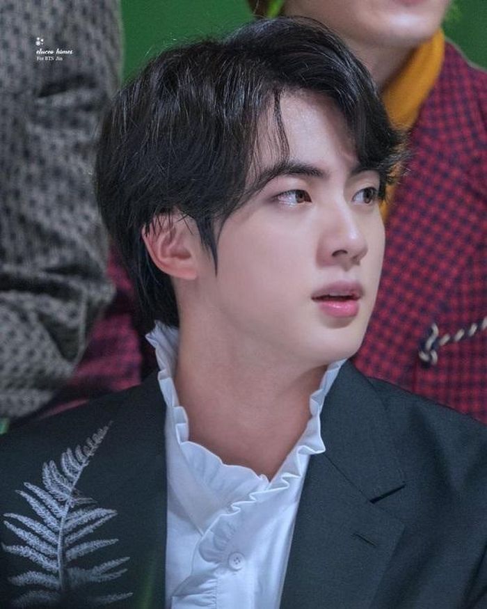 "Khi nhìn thấy Jin tại lễ trao giải The Fact, tôi thực sự có thể nói rằng khuôn mặt của anh ấy rất, rất cân đối".