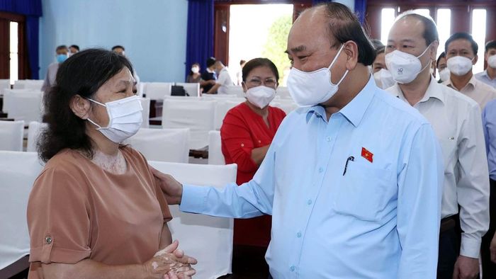  Chủ tịch nước trao đổi với các cử tri 