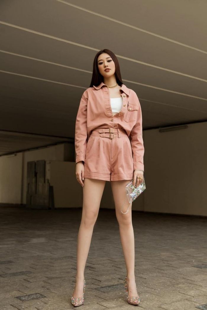 Khánh Vân trẻ trung khi kết hợp áo jacket cùng quần shorts tiệp màu. Người đẹp chọn áo bra trắng mang lại vẻ năng động, hợp mốt. Bộ cánh không cầu kỳ song tập trung chú ý người nhìn vào đôi chân dài cùng gương mặt khả ái với tông trang điểm cam hài hòa.