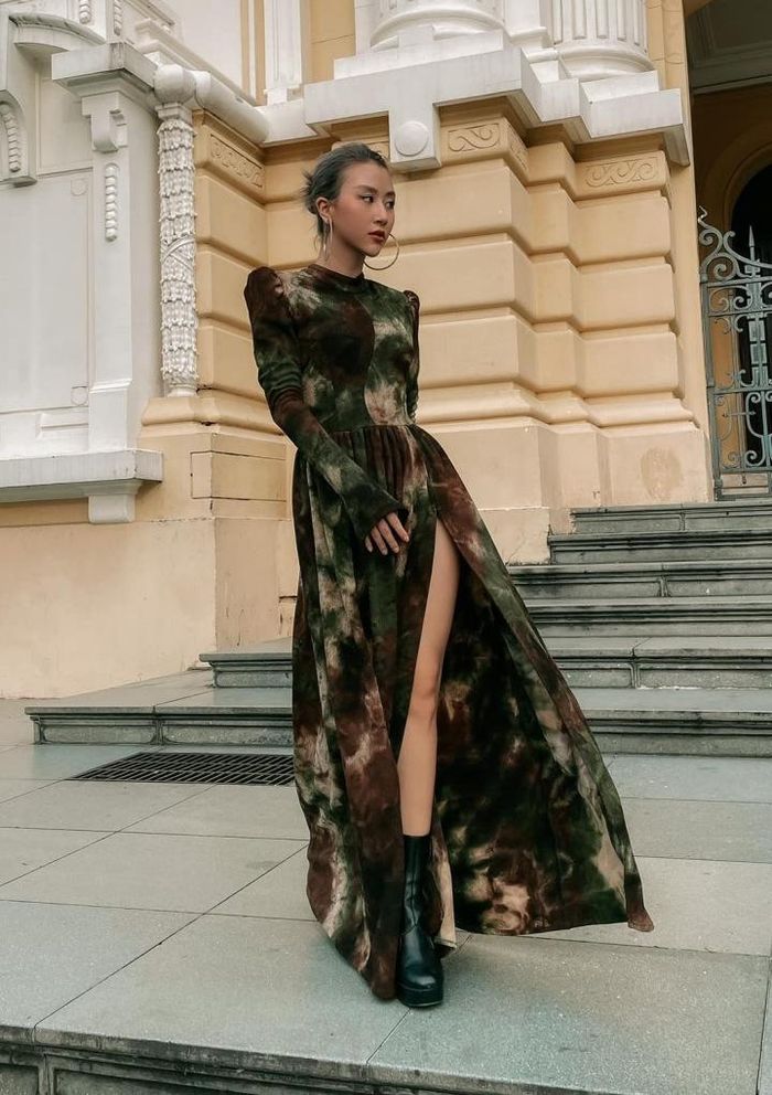Thiết kế đầm dài tie-dye vốn kén người mặc nhưng được Quỳnh Anh Shyn chinh phục với khuyên tai bản to cùng mái tóc nhuộm nổi bật. Bộ cánh với đường xẻ tà cao đồng thời giúp nữ người mẫu tôn được cặp chân thon và kiêu kỳ trong mỗi bước đi.