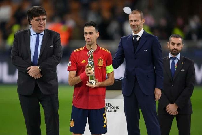Đội trưởng Busquets kém vui dù nhận danh hiệu Cầu thủ hay nhất giai đoạn cuối Nations League