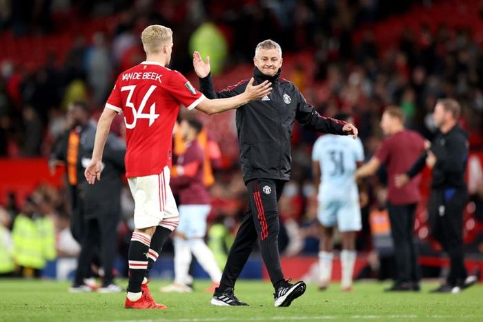 Solskjaer vẫn luôn vỗ về động viên Van de Beek