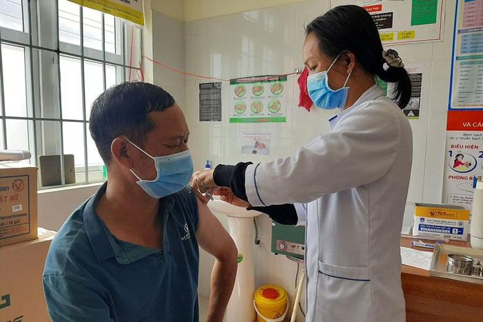 Trạm y tế xã Gung Ré thực hiện tiêm Vắc xin Vero Cell cho người dân trên địa bàn