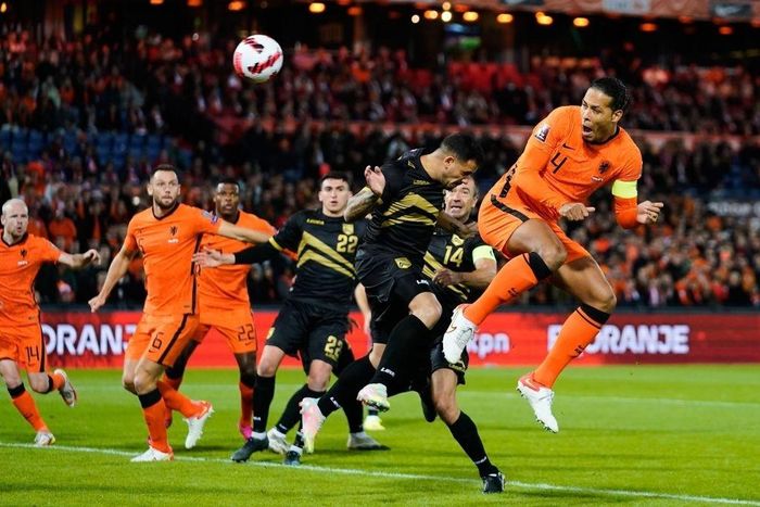  Virgil van Dijk không phải chịu sức ép nào nên anh thường xuyên dâng cao để tham gia tấn công. Trung vệ thuộc biên chế Liverpool mở tỷ số ở ngay phút thứ 9 với pha đánh đầu hiểm hóc sau đường treo bóng của Memphis Depay. 