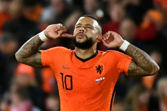  Depay ghi 13 bàn cho tuyển Hà Lan trong năm 2021, thành tích không cầu thủ nào có thể làm được. Chân sút đang khoác áo Barcelona đã ghi 35 bàn trong màu áo tuyển quốc gia, con số ngang với huyền thoại Ruud van Nistelrooy. 